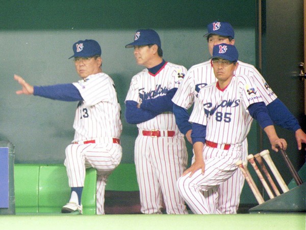 引退後、野村克也（左）が指揮を執ったヤクルトなどでコーチを務めた水谷（右：背番号85）
