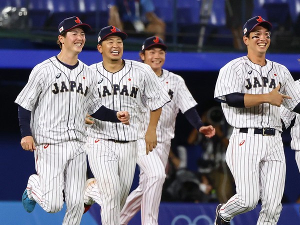 金メダルが決まり、笑顔でマウンドに集まる侍ジャパンの選手たち