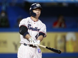 ヤクルト雄平はなぜ引退試合後も練習を続けるのか 今の自分の体がなくなってしまうことが怖い プロ野球 集英社のスポーツ総合雑誌 スポルティーバ 公式サイト Web Sportiva