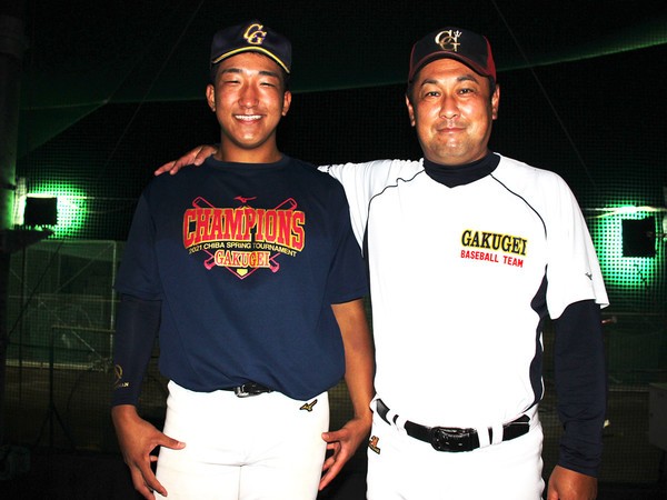 日本ハムから2位で指名された千葉学芸・有薗直輝（写真左）と高倉伸介監督