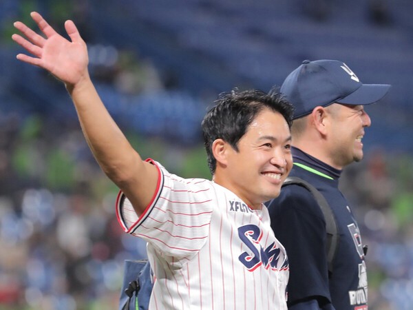 昨年10月の引退セレモニー後、石井弘寿投手コーチと肩を組んで退場した五十嵐