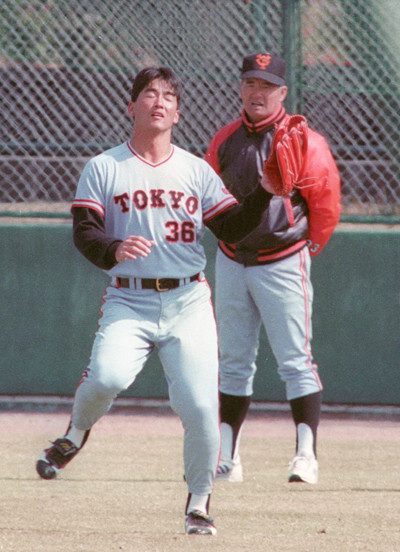 1993年、父・長嶋茂雄（右）が監督に就任した巨人にトレードで移籍した一茂（左）