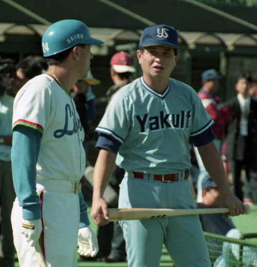 1993年の日本シリーズで、西武の平野謙（左）と談笑するヤクルトの角富士夫（右）