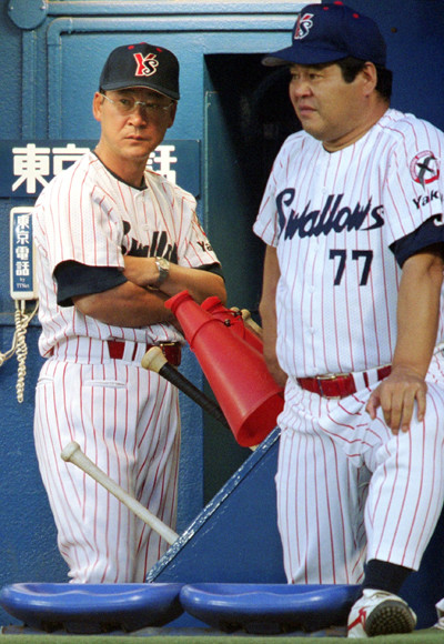 1999年からヤクルトの監督を務めた若松勉（左）と、一軍打撃コーチの八重樫幸雄（右）