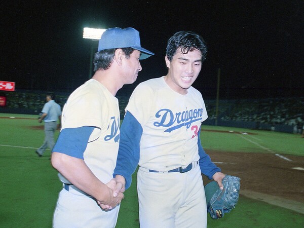 1988年９月、プロ初完封で勝利した山本昌（右）を祝福する星野監督