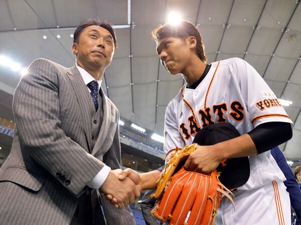 2014年、東京ドームで宮本慎也（左）と握手する坂本勇人