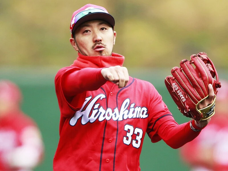 Npbで輝いたセカンドの名手たち 現役唯一のゴールデン グラブ レジェンズとなった菊池涼介の 見えないファインプレー プロ野球 集英社のスポーツ総合雑誌 スポルティーバ 公式サイト Web Sportiva