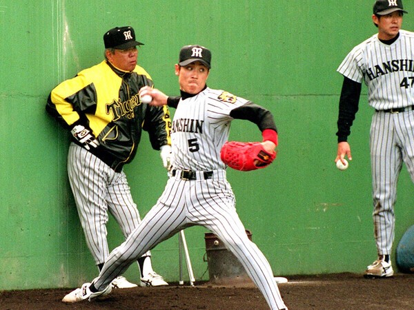 1999年の阪神のキャンプで投球練習をする新庄剛志（中央）と野村克也監督（左）