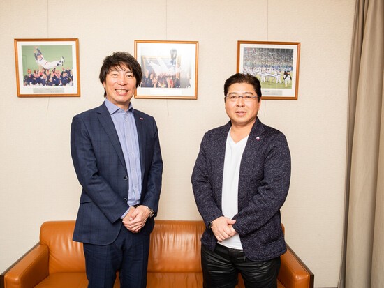 昨季の日本シリーズについてたっぷりと語った高津監督（左）と真中満氏