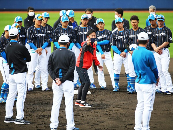 日本ハムの選手たちに走塁指導する赤星憲広氏（写真中央）