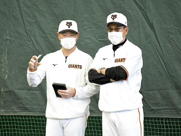 ２年ぶりの優勝を目指す巨人の桑田真澄コーチ（写真左）と原辰徳監督