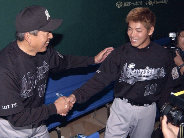 2002年、勝利投手になった清水（右）を笑顔で迎える山本功児監督