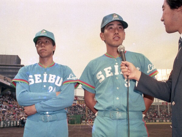 1986年の日本シリーズ第７戦でヒーローインタビューを受ける秋山（左）と清原