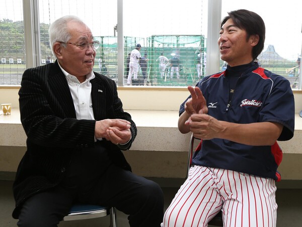 野村克也氏（左）と話をするヤクルトコーチ時代の高津監督（右）