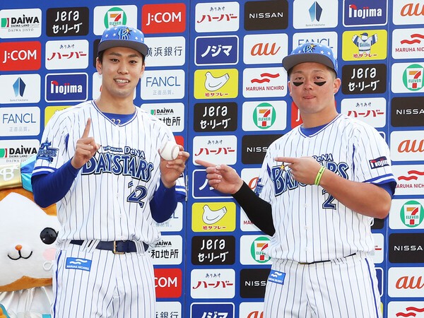 ５月５日の試合でプロ初勝利を挙げた入江大生（写真左）と4打点をマークした牧秀悟