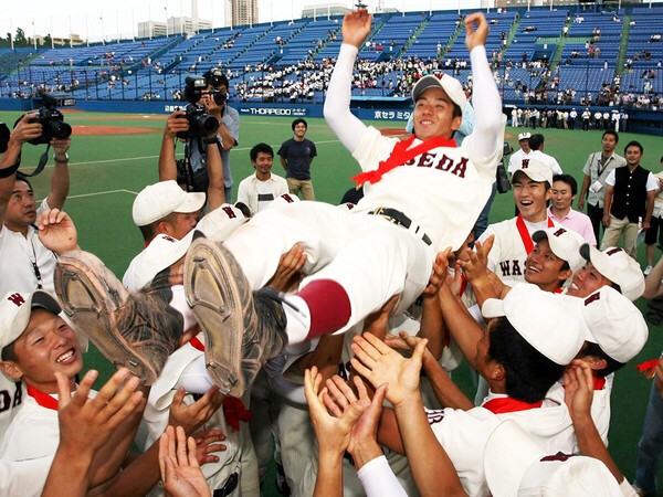 2006年夏、日大三を下し10年ぶり夏の甲子園出場を決め胴上げされる斎藤佑樹