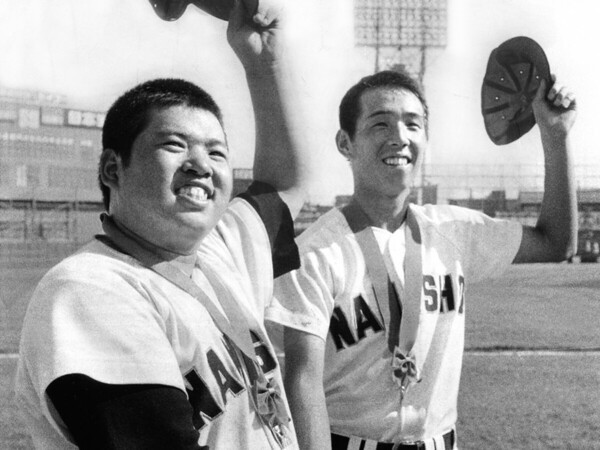 高校時代は香川伸行氏（写真左）との黄金バッテリーで人気を博した牛島和彦氏