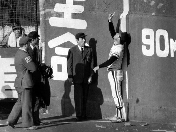1978年の日本シリーズ第７戦、ホームランの判定を巡って抗議する阪急の上田監督（右）