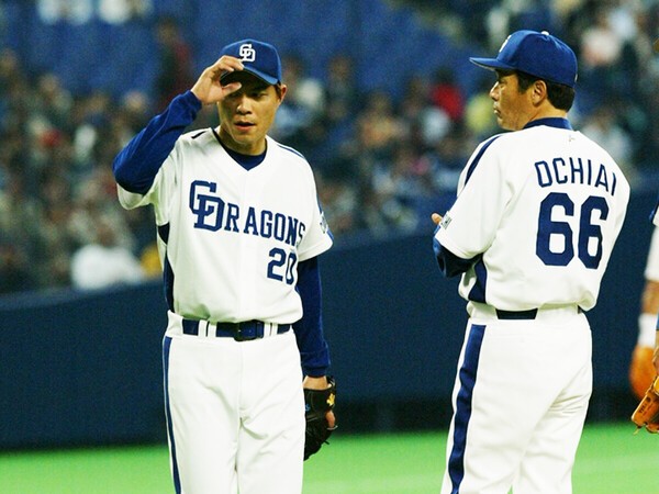 落合監督就任1年目の2004年、開幕投手に指名された川崎憲次郎氏（写真左）