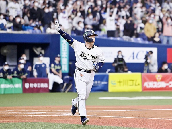 日本シリーズ第５戦、サヨナラ本塁打を放ったオリックス・吉田正尚