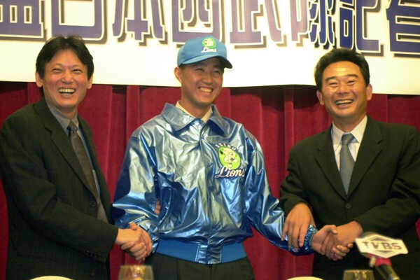 1999年11月、西武と契約を結んだ許銘傑（しゅう・みんちぇ／中）と握手する東尾修（右）と郭泰源（左）