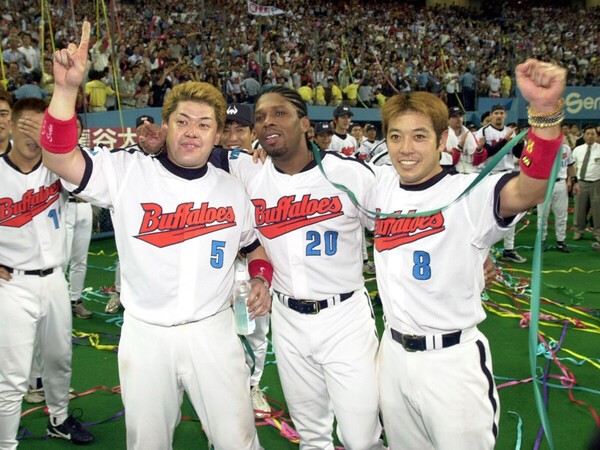 2001年９月26日、劇的なリーグ優勝を決めた近鉄の（左から）中村紀洋、タフィ・ローズ、礒部公一