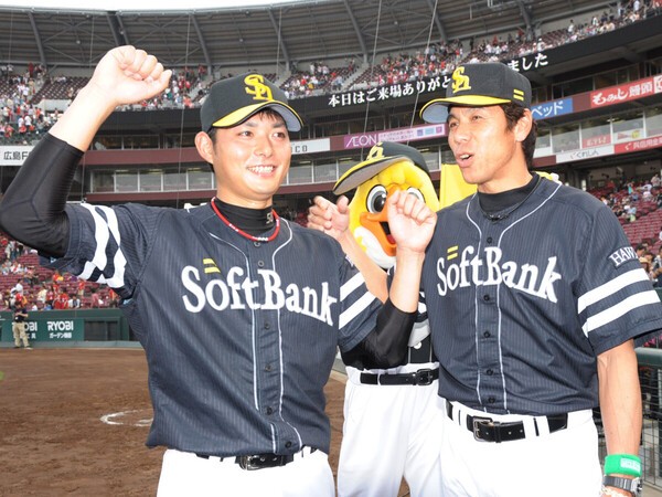 2011年６月の広島戦でプロ初完封勝利を挙げた攝津（左）と秋山監督