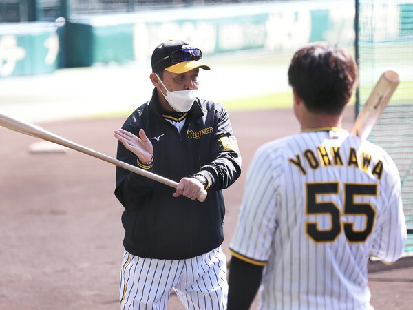 2008年以来となる阪神監督に復帰した岡田彰布氏（写真左）