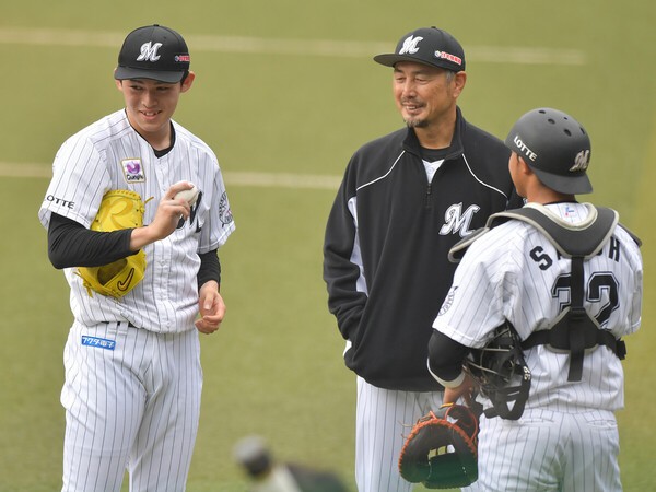 ロッテの投手コーチ時代、佐々木朗希（左）の育成法も話題になった吉井理人新監督