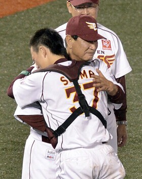 2013年、日本一になり星野仙一監督と抱き合う嶋氏