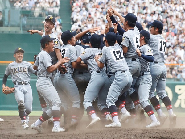 東北勢初の甲子園制覇を達成した仙台育英ナイン（photo by Ohtomo Yoshiyuki）