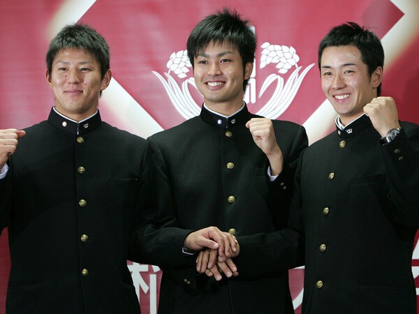 2010年のドラフトで（写真左から）福井優也、大石達也、斎藤佑樹の３人が１位で指名された