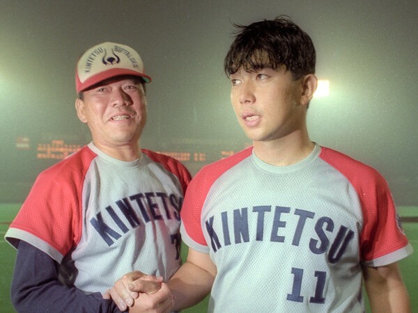 1994年７月に完投勝利を挙げ、鈴木啓示監督（左）と握手する野茂英雄　photo by Kyodo News