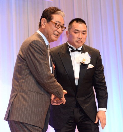 2016年１月、引退記念パーティーで握手する星野仙一（左）と山本昌