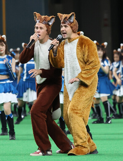 札幌ドームでの「きつねダンスDAY」で『The FOX（What Does The Fox Say?）』を歌ったイルヴィス photo by Sankei Visual