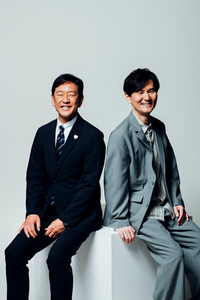 侍ジャパンの栗山英樹監督（左）と南原清隆さん