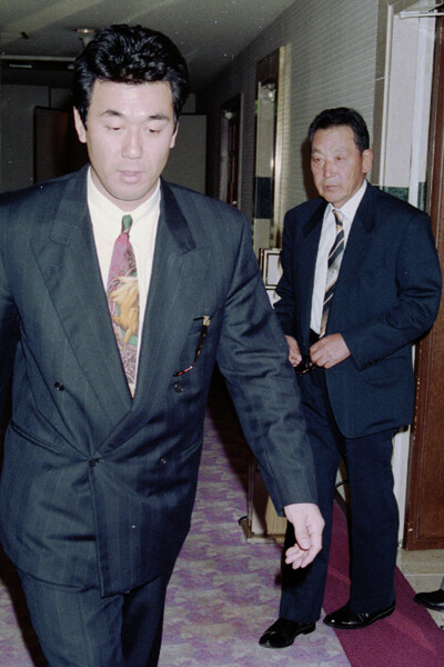 1993年オフ、ダイエーとの入団交渉を終えた松永氏（左）と根本陸夫監督