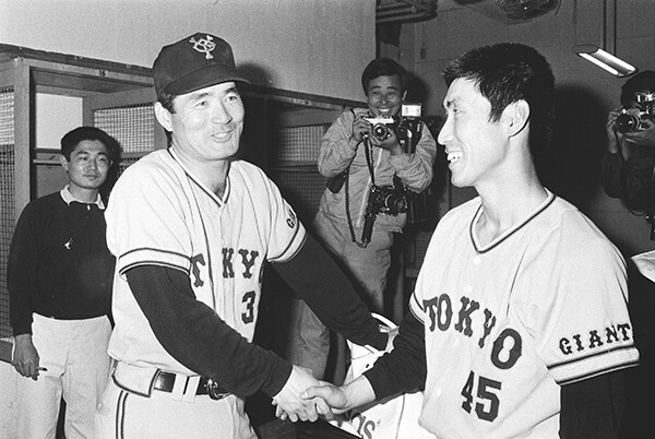 1974年、勝ち投手の小川と握手する長嶋。この年で引退し、翌年は監督に（写真＝共同通信社）