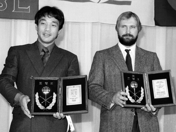1985年、セ・パの三冠王として表彰されたロッテの落合（左）と阪神のランディ・バース