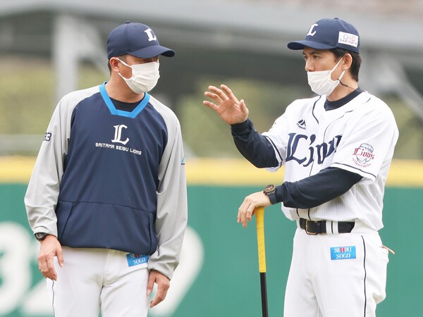 今季から西武の監督となった松井稼頭央（写真右）とヘッドコーチの平石洋介
