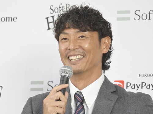 昨年11月、ソフトバンクの１軍投手コーチに就任し、会見に臨んだ斉藤和巳氏