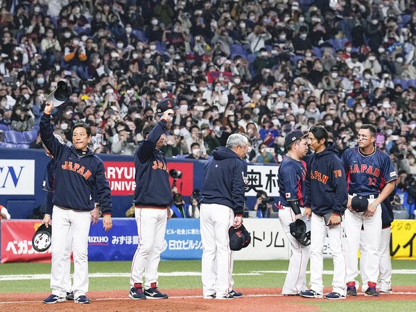 世界一奪還に挑む栗山監督（写真左）率いるWBC日本代表メンバー