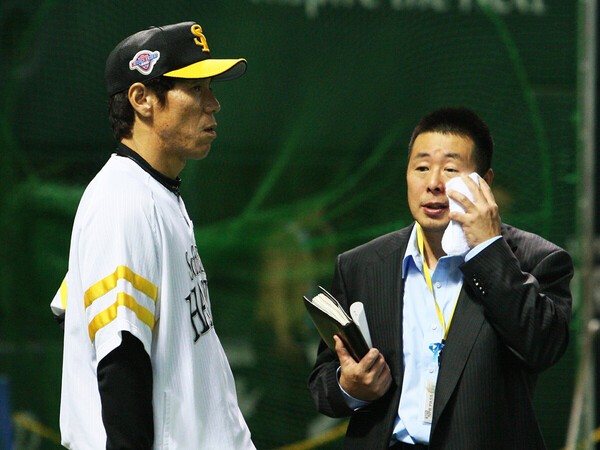 2005年から10年間、ソフトバンクの球団経営に携わった小林至氏（写真右）