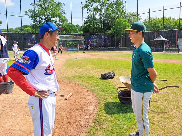 ドイツで再会した久保康友（左）と村田透（右）