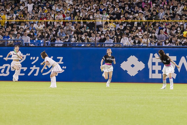 大盛り上がりのファンを前に激走