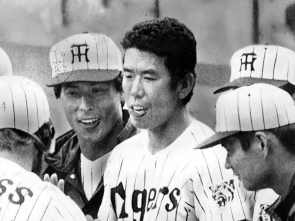 83年に大洋から勝利を挙げ、プロ野球史上初めて12球団から勝利を挙げた野村収（写真中央）