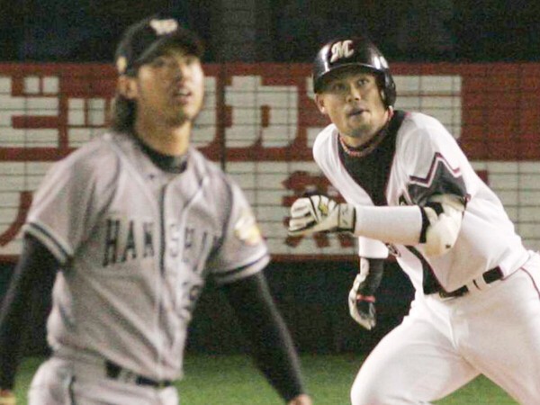 2005年の日本シリーズ初戦、１回裏にロッテの今江敏晃（右）にホームランを許した阪神の先発・井川慶