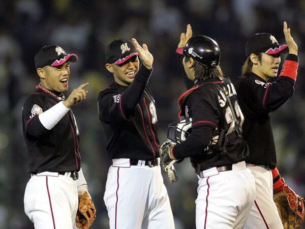 福浦和也（左から２番目）の満塁弾などで、2005年の日本シリーズ第３戦を制したロッテナイン
