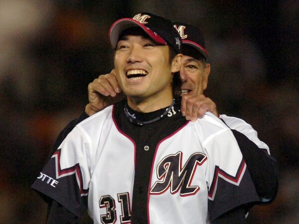 2005年の日本シリーズ第２戦で完封勝利を挙げた渡辺俊介をねぎらうボビー・バレンタイン監督