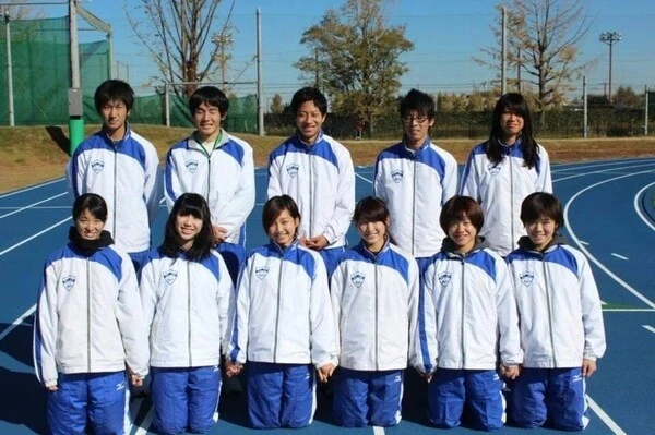 青山学院大陸上部の同期メンバー（鳥原さんは下段右から３番目、左隣は妹の有華さん）